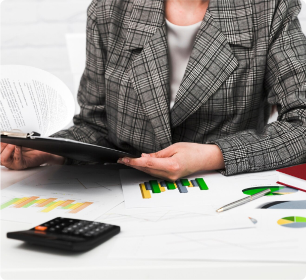 Una mujer profesional con traje sostiene un portapapeles y una calculadora, lista para analizar y organizar datos.